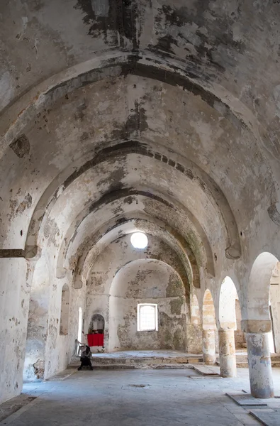 Iglesia ortodoxa de San Panteleimón con el hombre rezando —  Fotos de Stock