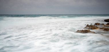 Yavaş hareket eden suyun soyut ve akışkan deseni ruhani dokuyu yakalıyor.