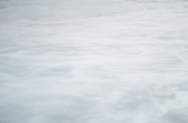 Yavaş hareket eden suyun soyut ve akışkan deseni ruhani dokuyu yakalıyor.