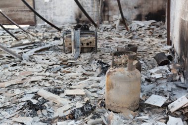 Yangından sonra atölyenin içini enkaz, kömürleşmiş duvarlar ve yanmış gaz silindirleriyle tahrip etmiş.