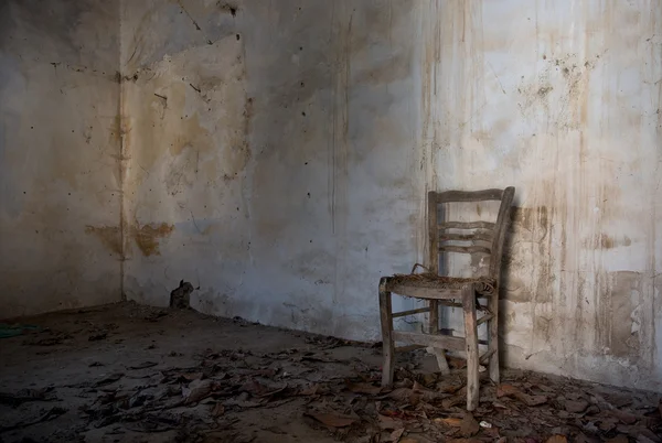 Interior de um quarto vazio assustador abandonado — Fotografia de Stock