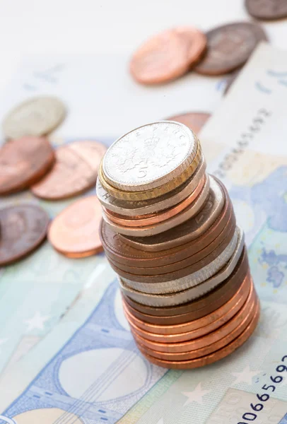 Münzen im Stapel und Euroscheine — Stockfoto