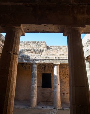 Kralların tarihi mezarları paphos, cythe, yeraltı mezarlığının mimari detaylarını gösteriyor.