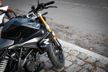 Viyana, Avusturya, 24 Ekim 2025: Bmw sokak bisikleti asfalt ve kaldırım taşı yolda park edilmiş, ön tekerlek, süspansiyon ve motor parçalarını gösteriyor