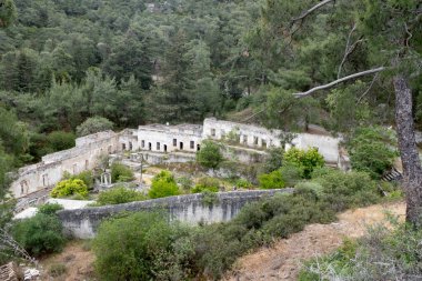 Ermeni bir vadide Pentadaktylos dağlar, Kuzey Kıbrıs Türk Cumhuriyeti, Armenomonastiro denilen Manastırı terk
