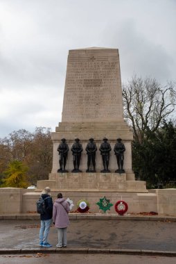 Londra, Birleşik Krallık, 24 Kasım 2025: Londra 'daki At Muhafızları Geçidi' nin karşısındaki Muhafız Tümen Savaş Anıtı 'na iki kişi bakıyor