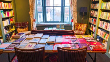 Whitstable, Kent, Birleşik Krallık, 21 Kasım 2025: Kitapçıyı raflar ve bir masa ile iç mekanlara davet etmek, bir pencere ve rahat koltuklar, sıcak bir okuma ortamı yaratmak