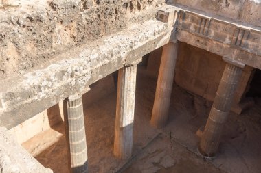 Gök mavisi denizin yanında kumlu bir plaja kurulmuş taş cairns dengeyi, meditasyonu ve ruhsal uyumu sembolize ediyor. Beyaz nehir plajı Akamas