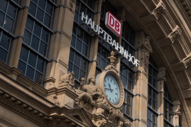 Frankfurt 'taki ana tren istasyonunun Hauptbahnhof' u.