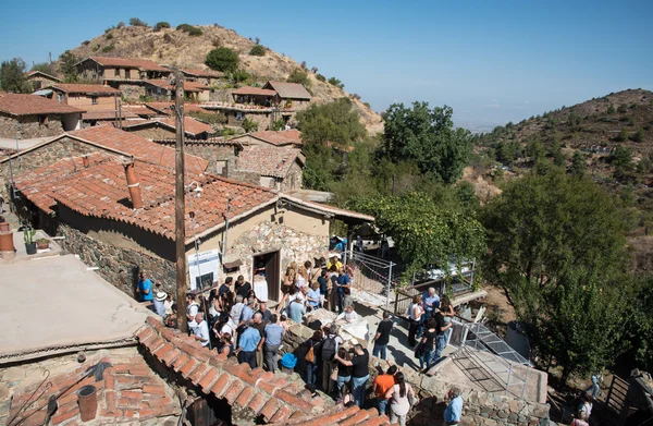 Turistas en Fikardou tradicional antiguo pueblo cyprus Imagen de stock