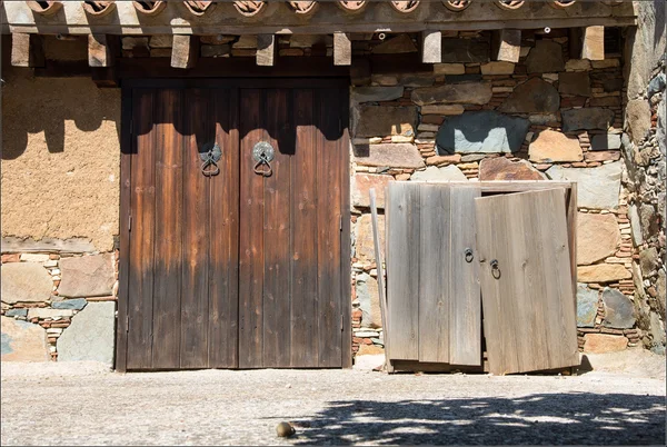 Vintage varanda com porta de madeira e parede apedrejada — Fotografia de Stock