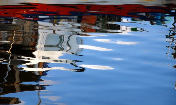 Réflexions de fond colorées à l'eau — Photo