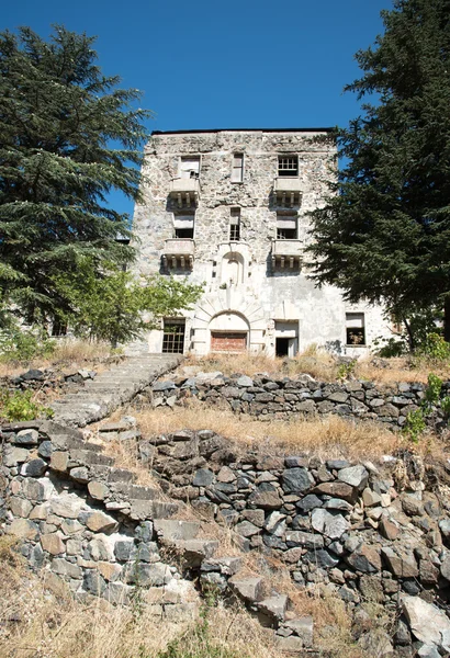 Edificio alberghiero abbandonato — Foto Stock