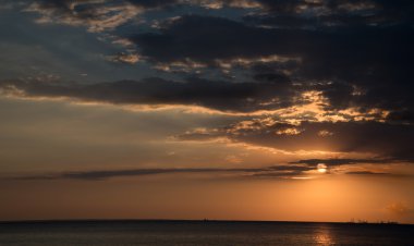 Dramatik günbatımı okyanus