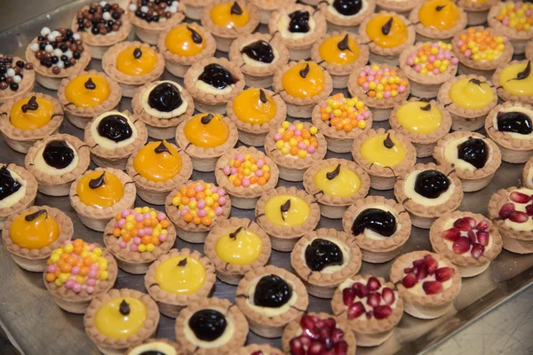 Variante de pâtisserie décorée avec divers fruits — Photo