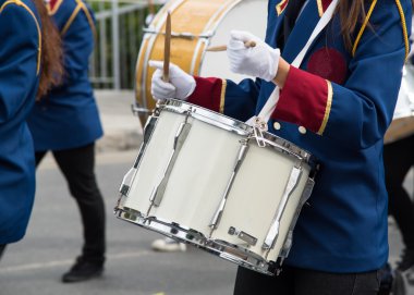 Nicosia Kıbrıs'ta bir geçit töreni sırasında davul çalmaya öğrenciler