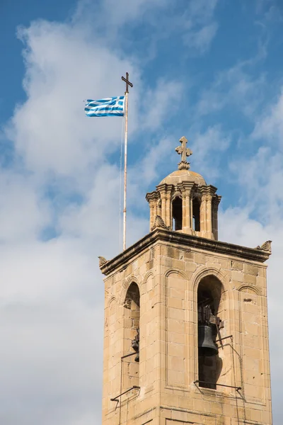 Ortodoks Yunan Hıristiyan kilise çan kulesi ile Yunan bayrağı — Stok fotoğraf