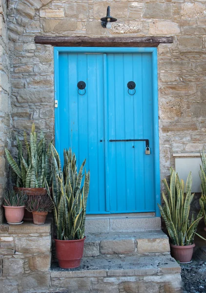 Hagyományos külső ház udvarán kék fából készült ajtó és a p — Stock Fotó