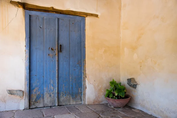 Traditionele oude binnenplaats van het huis — Stockfoto