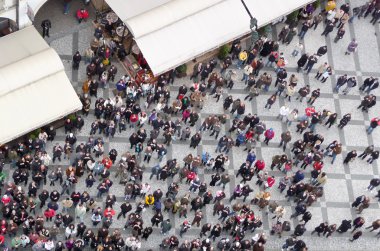 İnsanlar Prag eski şehir Meydanı'nda çek