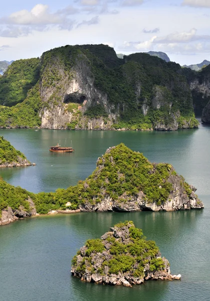 Залив Халонг во Вьетнаме — стоковое фото