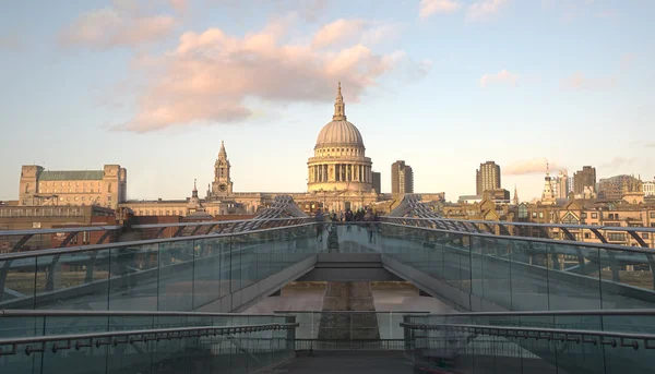 The Millennium Bridge and Saint Paul Cathedral in London — Stock Photo, Image