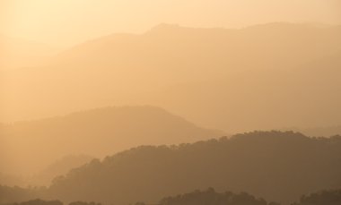 Dramatik pastoral gün batımı turuncu renk ile