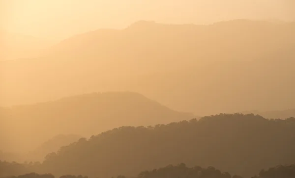 Драматичний ідилічний захід сонця з помаранчевими кольорами — стокове фото