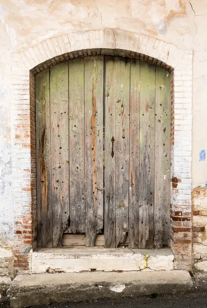 Vintage verde fechado porta danificada — Fotografia de Stock