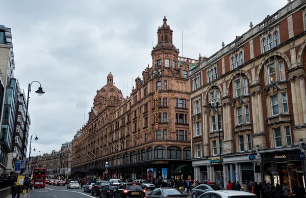 Городской пейзаж Лондона рядом с магазином Harrods — стоковое фото