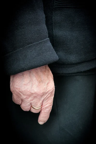 Ręka senior kobiety — Zdjęcie stockowe
