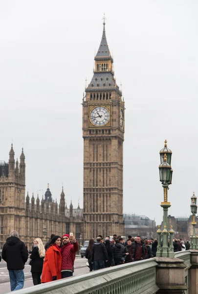 Big Ben London y la gente caminando por el puente de Westminster — Foto de Stock