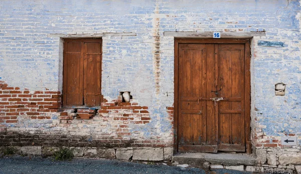 बंद व्हिटनेज दरवाजा आणि वाय असलेल्या जुन्या गावाच्या घराचे बाह्य — स्टॉक फोटो, इमेज