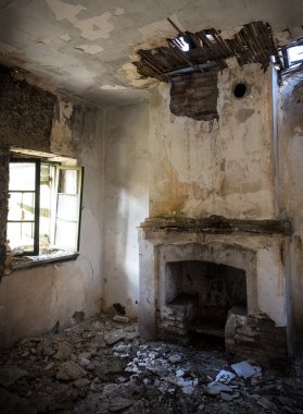 Terk edilmiş bir oda kalıntıları