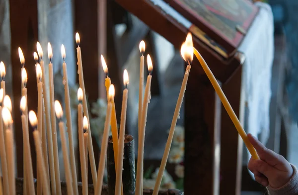 Iluminando uma vela da Igreja — Fotografia de Stock