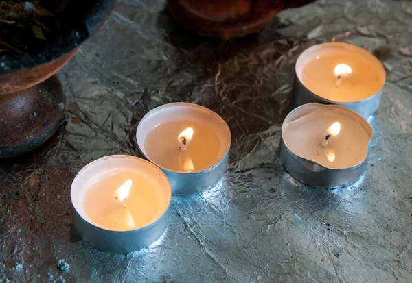 Kerzen in der Kirche brennen — Stockfoto