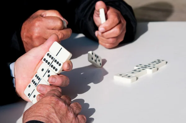 Menschen spielen Domino-Spiel für die Freizeit — Stockfoto