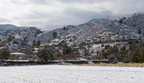 Invierno paisaje de montaña con nieve — Foto de Stock