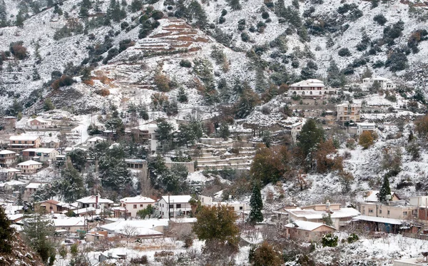 Dağ manzarası ile kar kış — Stok fotoğraf