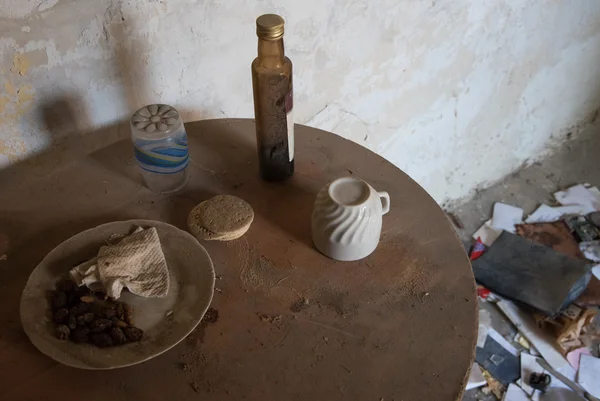 Sobras de comida y bebidas en la mesa —  Fotos de Stock