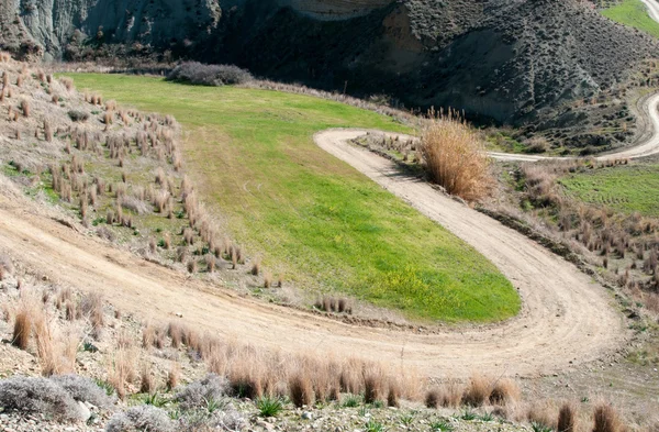 Schwere Straße durch die Landschaft — Stockfoto