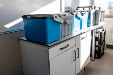 Laboratuvar tezgahına yerleştirilen aksesuarlar ve konteynırlar, çevresel testler için su örneklerini toplamak ve depolamak için kullanılır..