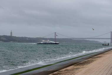Tagus Nehri, Praca do Comercio, Lizbon, Portekiz yakınlarında. Mavi körfezden şehre, Lisbon 'un ötesine. Rüzgarlı, yağmurlu hava..