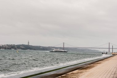 Tagus Nehri, Praca do Comercio, Lizbon, Portekiz yakınlarında. Mavi körfezden şehre, Lisbon 'un ötesine. Rüzgarlı, yağmurlu hava..