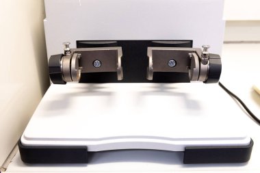 Laboratuvar ekipmanları. Karıştırıcı fabrikası yumuşak, sert, kırılgan ve lifli maddelerin toz haline getirilmesinde kullanılır..