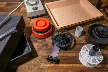 Analog fotoğrafçılık, tepsi ve film rulosu geliştirme ekipmanları. karanlık oda.