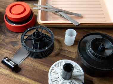 Analog fotoğrafçılık, tepsi ve film rulosu geliştirme ekipmanları. karanlık oda.