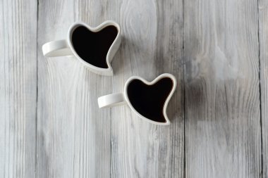İki kalp şekli kahve fincanı