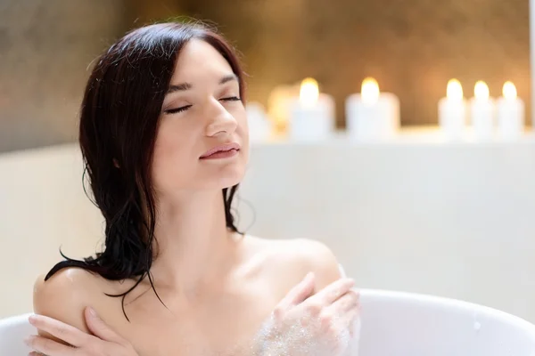 Atraente morena mulher aproveitando banho — Fotografia de Stock