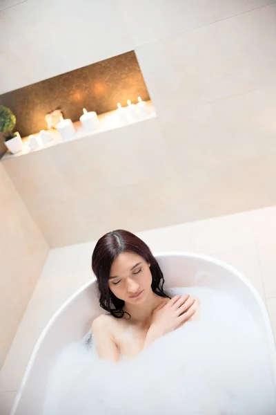 Köpük banyosu genç çekici kadın — Stok fotoğraf